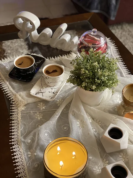 コーヒーカップ チョコレートとキャンドルの美しい装飾が施されたテーブル — ストック写真