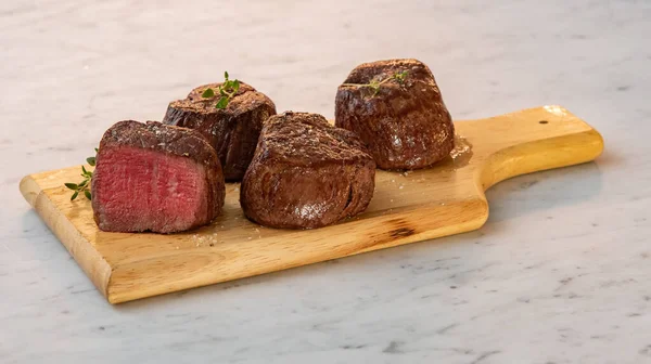 Mňam Filet Mignon Steak Dřevěné Sekací Desce — Stock fotografie