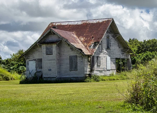 Ένα Κοντινό Ένα Παλιό Εγκαταλελειμμένο Σπίτι Σκουριασμένη Στέγη Κάτω Από — Φωτογραφία Αρχείου