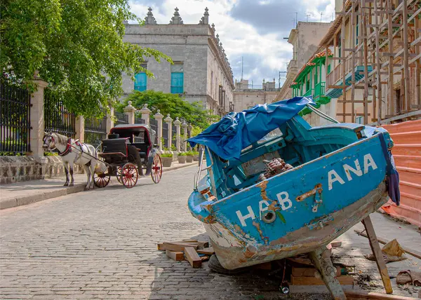 Stara Niebieska Łódź Rybacka Ulicy Old Havana Kuba — Zdjęcie stockowe