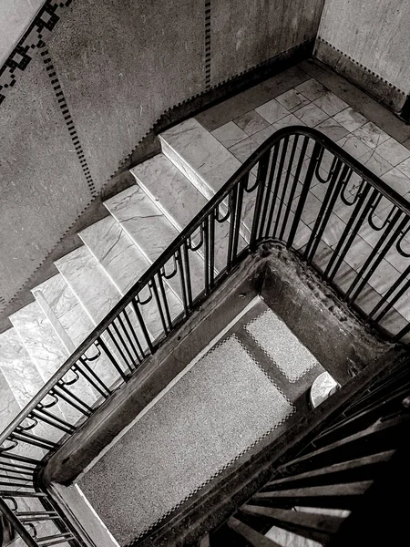 金属手すり付きの古い住宅の階段 — ストック写真