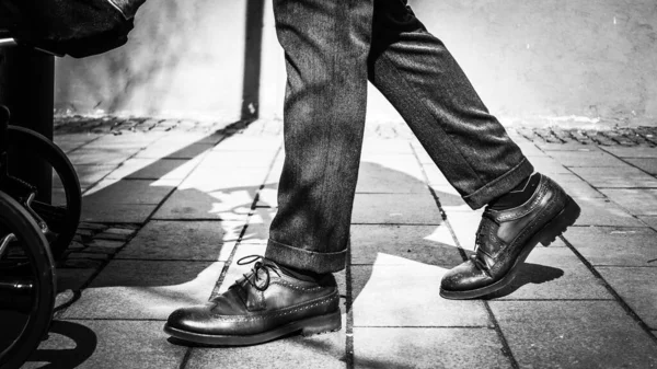 Ένα Κοντινό Γκρέισκεϊλ Πλάνο Ενός Άντρα Που Περπατούσε Στο Δρόμο — Φωτογραφία Αρχείου