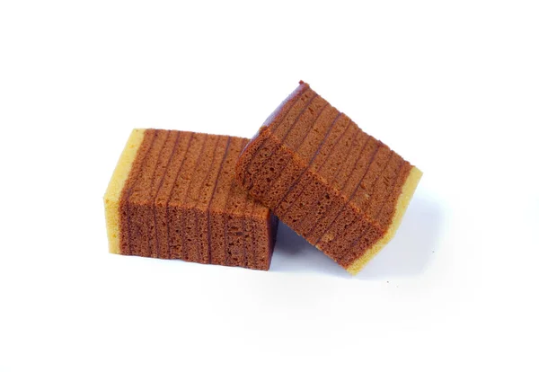 在白色背景上隔离的巧克力层状海绵蛋糕片的特写镜头 — 图库照片