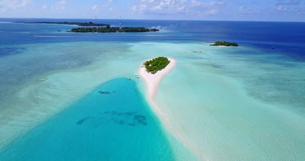 晴れた日には透明度の高い青い海の真ん中の小さな島 — ストック写真