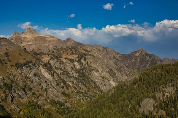 アメリカ ワイオミング州のグランド トン国立公園の晴れた日に青い空に対する山の美しい景色 — ストック写真