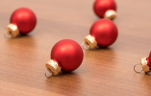 Ahşap Bir Masada Kırmızı Bir Noel Süslemesinin Yakın Plan Çekimi — Stok fotoğraf