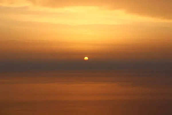 Een Betoverend Landschap Van Een Heldere Gele Zonsondergang Bij Bewolkt — Stockfoto