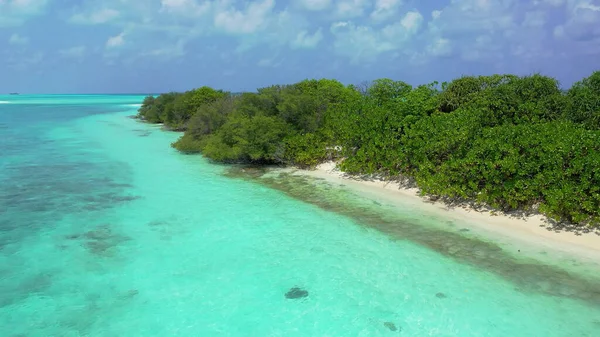 Tiro Aéreo Uma Ilha Tropical Oceano Azul — Fotografia de Stock