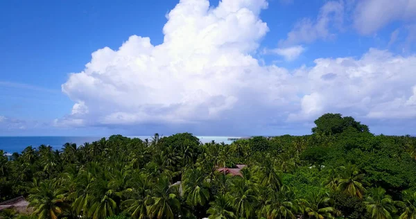 Vacker Utsikt Över Ett Hav Från Den Blå Molniga Himlen — Stockfoto