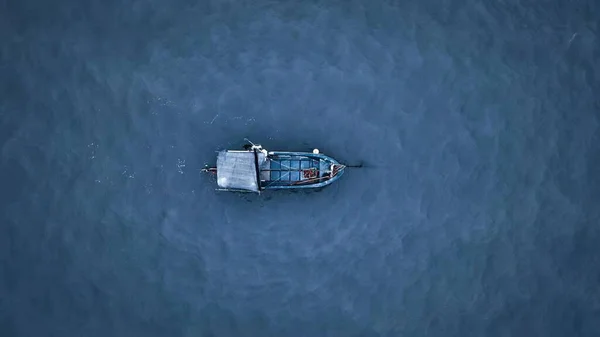 Uma Vista Aérea Barco Mar Azul — Fotografia de Stock