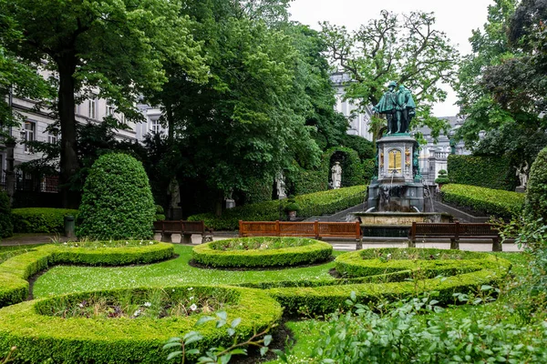 벨기에 브뤼셀에서 추모비와 Petit Sablon Square Park 의아름다운 — 스톡 사진