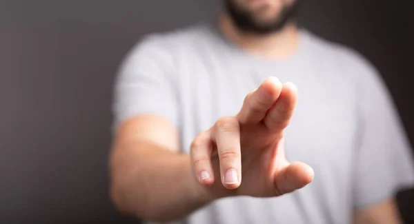 Eine Person Auf Verschwommenem Hintergrund Zeigt Mit Den Fingern — Stockfoto