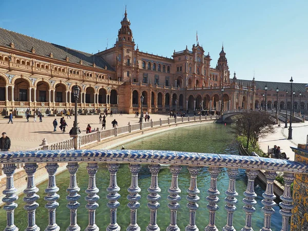 Ett Torg Sevilla Spanien Vacker Solig Dag Med Blå Himmel — Stockfoto