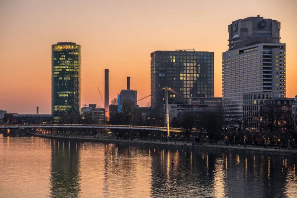 Una Vista Mozzafiato Sul Paesaggio Urbano Con Alti Edifici Moderni — Foto Stock