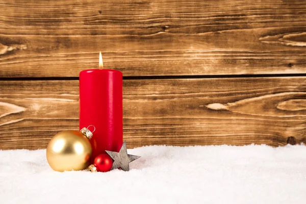 一支红色蜡烛的特写 上面有木制背景的圣诞装饰品 — 图库照片