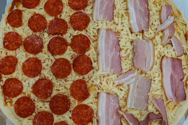 Vedere Sus Unei Pizza Jumătate Pepperoni Șuncă — Fotografie, imagine de stoc