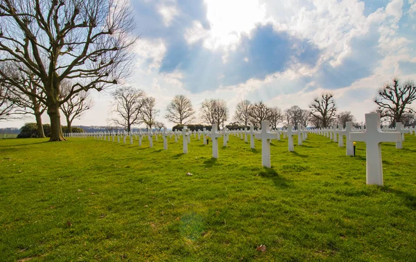 Krzyże Grobach Poległych Żołnierzy Amerykańskim Cmentarzu — Zdjęcie stockowe