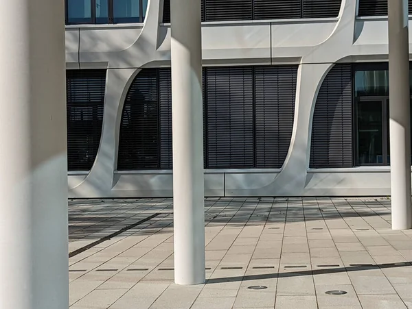 Das Äußere Eines Modernen Weißen Bürogebäudes Mit Säulen Und Großen — Stockfoto
