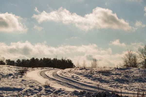 Ένας Χιονισμένος Δρόμος Κατά Διάρκεια Του Χειμώνα Κάτω Από Ένα — Φωτογραφία Αρχείου