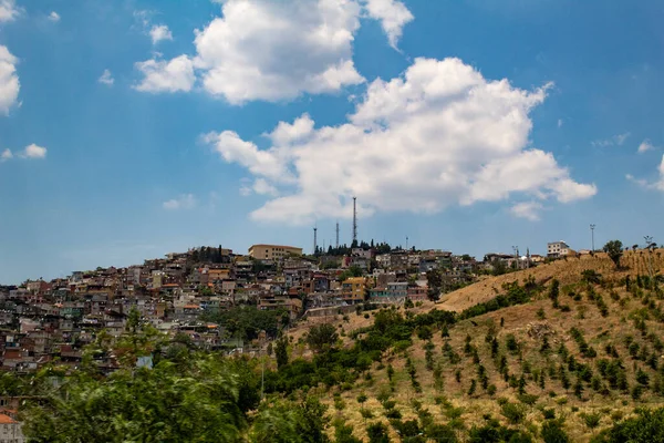 Bulutlu Bir Gökyüzünün Altındaki Binalar Evler Ağaçlarla Irbid Şehri — Stok fotoğraf