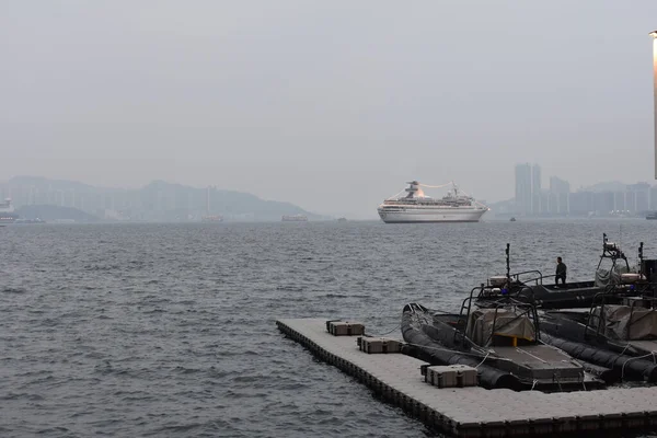 雾天停泊在港口与在海景中航行的船只相对照的风景 — 图库照片
