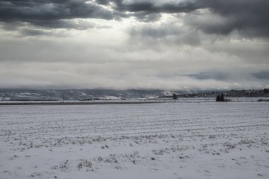 Bulutlu bir günde karlı bir dağ sırası
