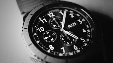 Analog bir kol saatinin gri tonlu görüntüsü