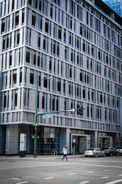 Denver, ABD 'de şehir merkezinde gün batımı gökyüzü olan bir yaya geçidinin güzel bir görüntüsü.