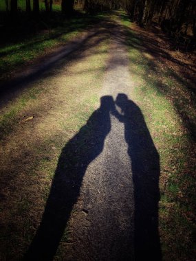 Ormanda öpüşen bir çiftin gölgesi.