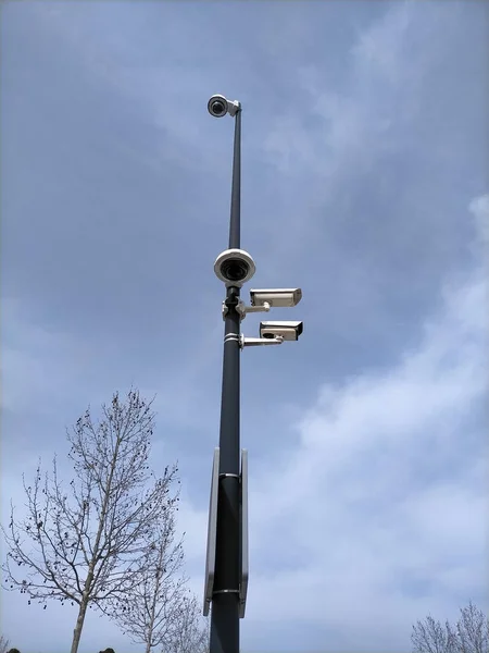 Una Telecamera Sicurezza Palo Della Strada — Foto Stock