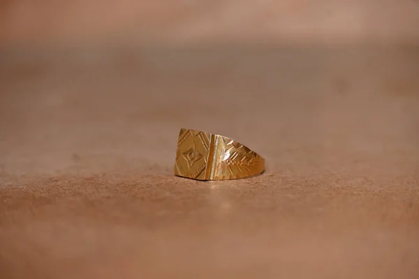 Closeup Shot Beautiful Gold Ring Brown Table — Stock Photo, Image