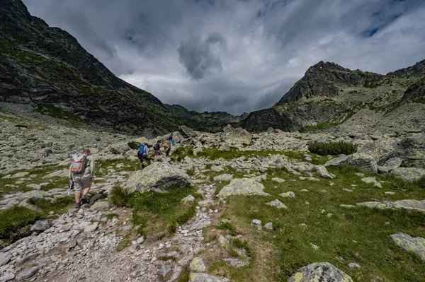 Grupo Pessoas Caminhando Nas Montanhas Alto Tatras Dia Nublado — Fotografia de Stock