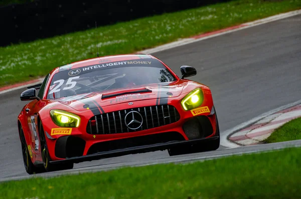 Nízký Úhel Záběru Červeného Auta Mercedes Amg Gt3 Během Závodu — Stock fotografie