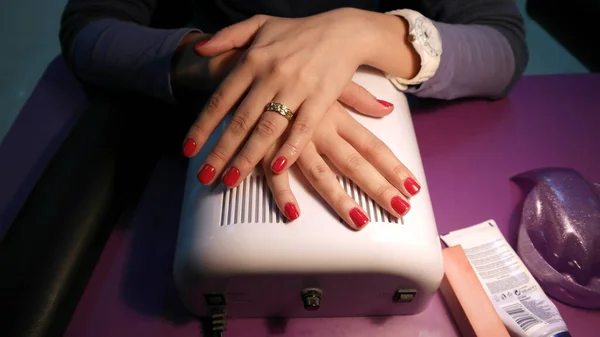 Dłonie Kobiety Spoczywające Maszynie Manicure Spa — Zdjęcie stockowe