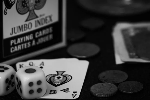 Szary Ujęcie Kart Gry Kości Monet Stole Koncepcja Hazardu — Zdjęcie stockowe