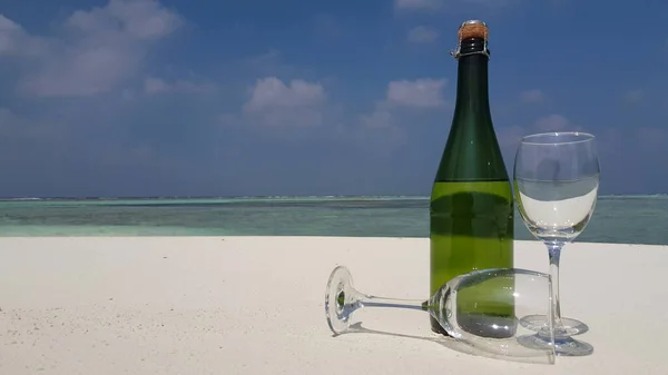 Güneşli Bir Yaz Gününde Plajda Kadehlerle Şampanyanın Yakın Çekimi — Stok fotoğraf