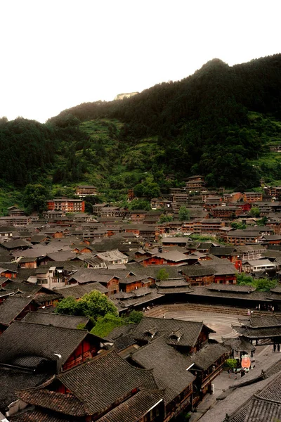 구이저우성 마을에 가옥들의 지붕을 공중에서 내려다본 — 스톡 사진