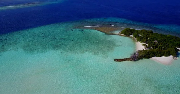 Krásný Výhled Ostrov Klidným Mořem Letního Slunečného Dne — Stock fotografie