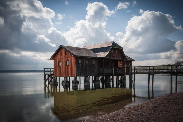 Krásný Výhled Loděnici Nad Jezerem Ammersee Proti Zatažené Obloze Bavorsku — Stock fotografie