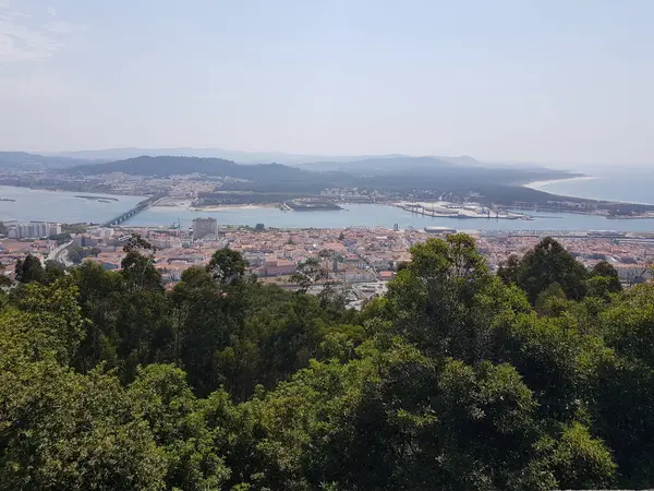 Tiro Mar Com Paisagem Urbana Montanhas Parte Trás Árvores Alto — Fotografia de Stock