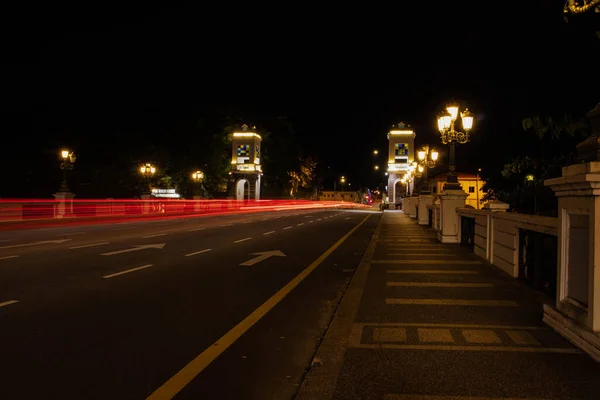 Lichte Paden Van Auto Een Brug Met Lichtpalen Nachts — Stockfoto