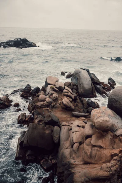 在暴风雨的日子里 大海中的郁金香岩石 — 图库照片
