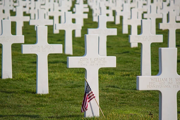 アメリカの墓地で戦死した兵士の墓の十字架 — ストック写真