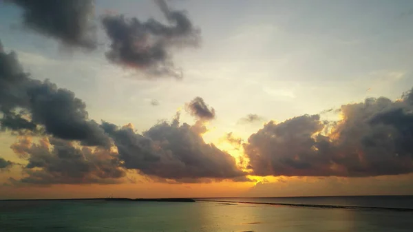 Piękny Widok Zachmurzonego Nieba Nad Morzem Zachodzie Słońca — Zdjęcie stockowe