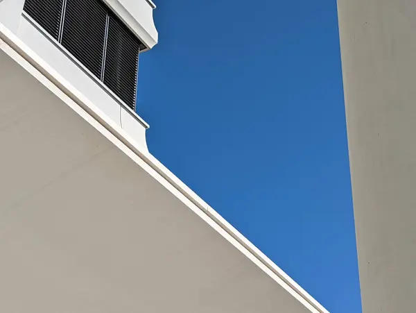 Зовнішній Вигляд Сучасної Білої Офісної Будівлі Великі Вікна Тлі Блакитного — стокове фото