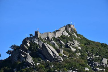 Sintra Portekiz 'de mavi gökyüzünün altındaki tarihi Moors Kalesi