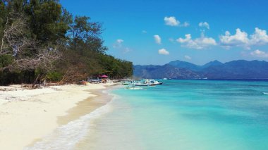 Güneydoğu Asya 'da birkaç teknesi olan kumlu, tropikal bir sahil.