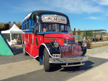 Buenos Aires 'e giden eski kırmızı Chevrolet 1946 otobüsü. Geleneksel dosya süsleri. Izgara yap. Expo Fierro 2022 Klasik araba şovu.