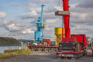 Andernach, Almanya - 25 Ekim 2019: Bir kamyon vinci inşaat alanındaki çelik plakaları kaldırıyor