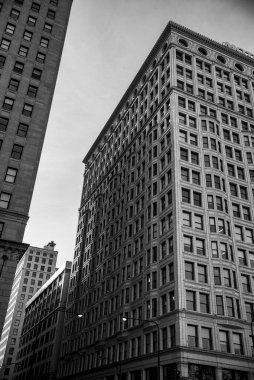 Chicago 'da pencereleri olan modern yüksek binalar.